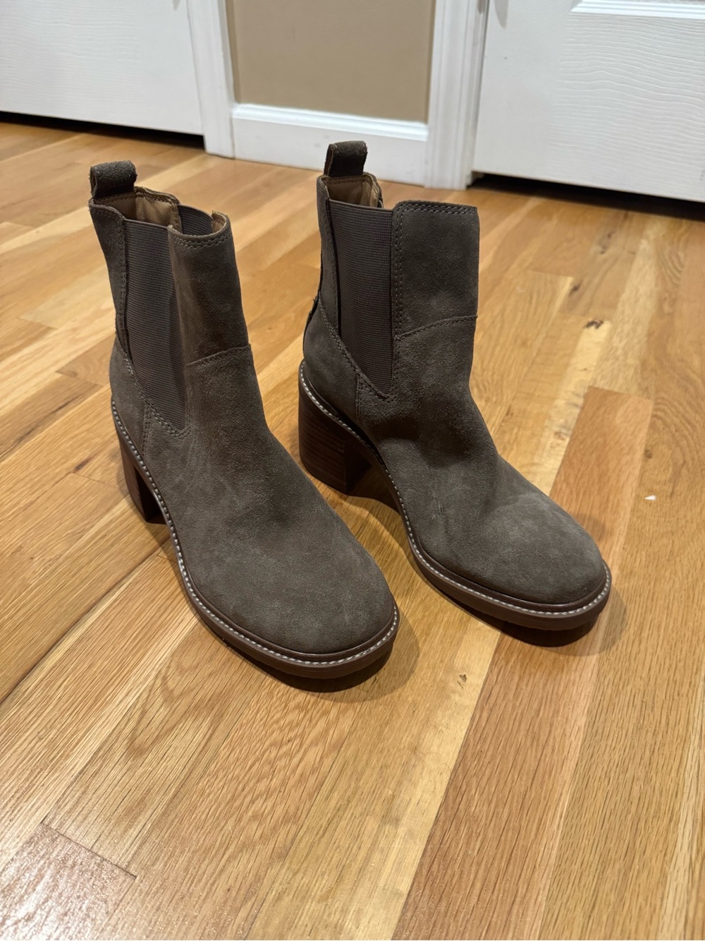 Crown Vintage Women’s Suede Block Heel Ankle Boots - Taupe. NWOT